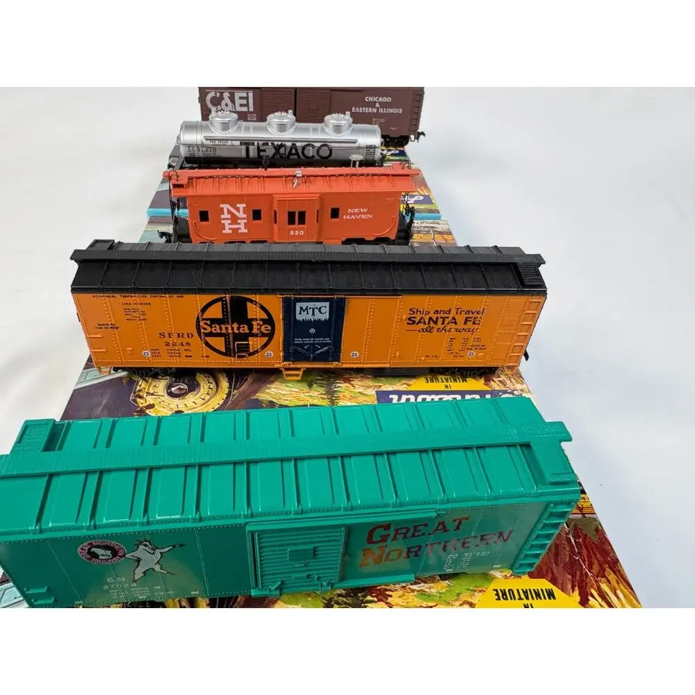 Athearn Ho Scale Lot Of 7 Freight Cars Mixed Roads Box Reefer Tank Caboose